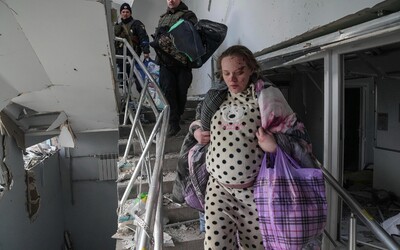 Těhotná žena z fotek bombardování porodnice v Mariupolu porodila. Má zdravou dceru