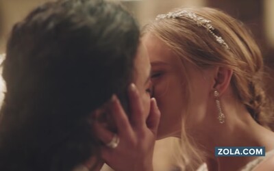 Televize nechtěla vysílat reklamu s líbajícími se nevěstami. Po kritice změnila názor
