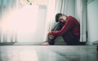 Téměř polovina českých deváťáků má deprese, výsledky unikátní studie jsou alarmující