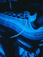 Tenisky, ktoré musíš mať. Pozri si Nike Air Max 95 s modrými detailmi aj collab Puma x FENTY