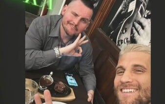 Tenista Kližan bol na večeri s Bombicom. Ten na fotografii opäť ukazuje gesto „Biela sila“