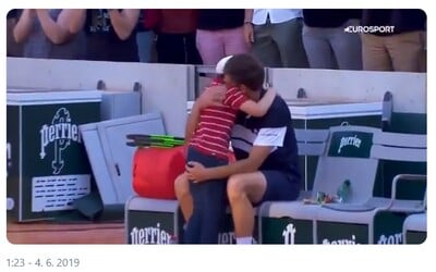 Tenista prohrál zápas na French Open, ale utěšit a obejmout ho přiběhl malý syn. Rozplakal tím i soupeře
