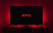 Tento Netflix hack ti usnadní vyhledávání. S tajnými kódy najdeš filmy, ke kterým se jinak dostaneš jen stěží