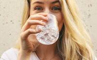 Tento nápoj je najlepší na dlhodobú hydratáciu nášho tela, tvrdia vedci. Prekvapivo to nie je čistá voda