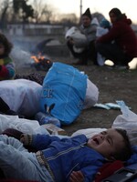 Teploty pod nulou, chybějící pitná voda i zásoby jídla. Uprchlické drama na řecko-tureckých hranicích se vyostřuje