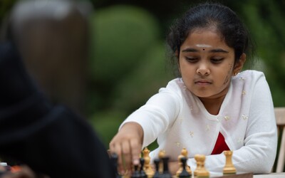 Teprve osmiletá šachistka se stala nejlepší hráčkou šampionátu. Lidi fascinuje její mimořádně vyspělý styl