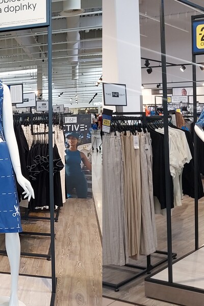 Tesco vystavilo v slovenských predajniach šaty, z ktorých si môžeš odstrihnúť. Toto je ich skutočný účel