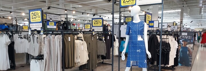 Tesco vystavilo v slovenských predajniach šaty, z ktorých si môžeš odstrihnúť. Toto je ich skutočný účel