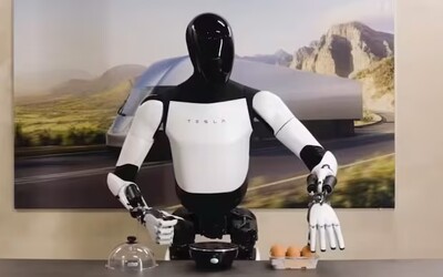 Tesla predstavila pokročilého humanoidného robota. V budúcnosti by mal nahradiť ľudskú prácu