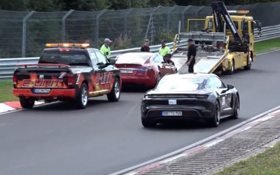 Tesla se při pokusech na Nürburgringu porouchala. Video ukazuje, jak kolem ní profrčí perfektně funkční Taycan