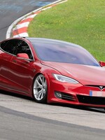 Tesla vraj porazila Porsche Taycan na Nürburgringu, Musk je zatiaľ radšej ticho. Toto je dôvod