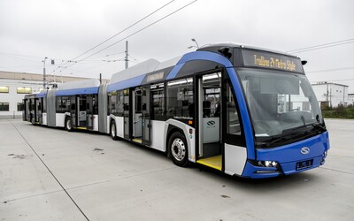Test gigantického 24-metrového trolejbusu sa v Bratislave skončil úspešne
