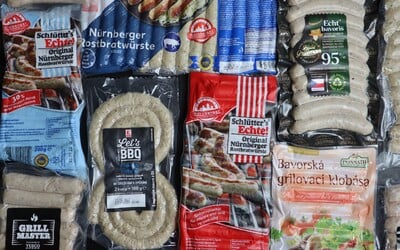 Test grilovacích klobás: Drahá německá balení kupovat nemusíš, v supermarketu mají kvalitní produkt o desítky korun levnější