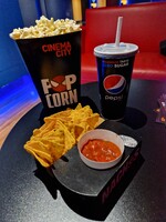 Test jídla v českých kinech: Kde mají nejlepší nachos nebo popcorn a vyplatí se za něj dát 200 korun?