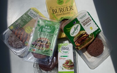 Test vegan burgerů: Vyzkoušeli jsme rostlinný výběr z českých supermarketů. Jaký je náš verdikt? 