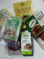 Test vegan burgerů: Vyzkoušeli jsme rostlinný výběr z českých supermarketů. Jaký je náš verdikt? 