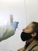 Testovat se budou muset po rizikovém kontaktu i očkovaní, rozhodla vláda