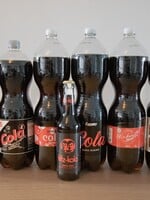 Testujeme coly ze supermarketů. Některé chutnaly jako obarvená voda, jinou jsme skoro nepoznali od originálu
