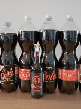 Testujeme coly ze supermarketů. Některé chutnaly jako obarvená voda, jinou jsme skoro nepoznali od originálu