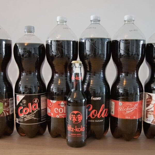 Testujeme coly ze supermarketů. Některé chutnaly jako obarvená voda, jinou jsme skoro nepoznali od originálu