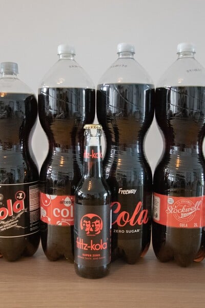 Testujeme levné coly ze supermarketu. Některé chutnaly jako obarvená voda, jinou jsme skoro nepoznali od originálu