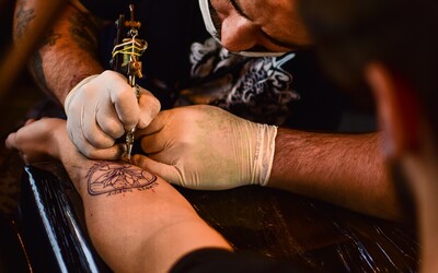 Tetovanie by mohlo posilniť tvoju imunitu, naznačuje výskum. Čím viac tetovaní máš, tým viac by ťa tvoje telo malo chrániť