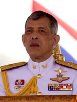 Thajský král porušil přísnou karanténu, odskočil si 20 000 kilometrů soukromým letadlem na párty