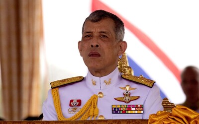 Thajský kráľ porušil prísnu karanténu, odskočil si 20 000 kilometrov súkromým lietadlom na párty   