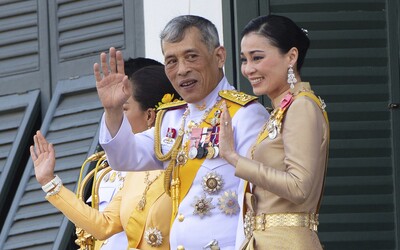 Thajský král se zavřel v německém hotelu s 20 ženami. Doma schytává kritiku