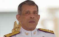 Thajský král se bojí sesazení z trůnu. Do Bavorska stěhuje svůj majetek, milenky i 30 pudlů