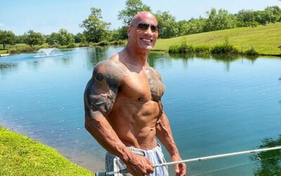 The Rock priznal, že na pľaci močí do fľaše, aby ušetril čas. Na natáčanie vraj takmer stále mešká