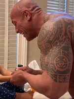 The Rock svojej dcére rapuje pri umývaní rúk. Koronavírusu odkazujú, aby už išiel preč