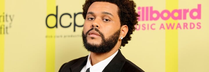 The Weeknd trpí nespavostí a Jenna Ortega jej doprovází na temné cestě. Film Hurry Up Tomorrow obdržel oficiální trailer