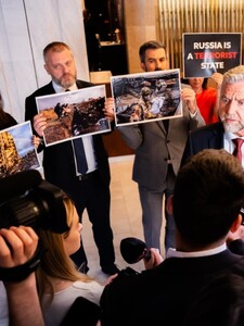 Tibor Gašpar pozval do parlamentu ruského veľvyslanca. Opozícia ho čakala s fotkami mŕtvych civilistov