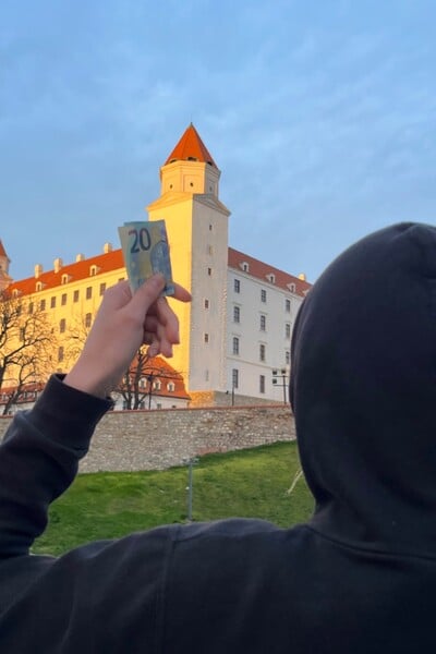Tihle lidé anonymně ukrývají peníze po celém Slovensku. Kdo stojí za profilem Cash Catch a proč je kritizují?