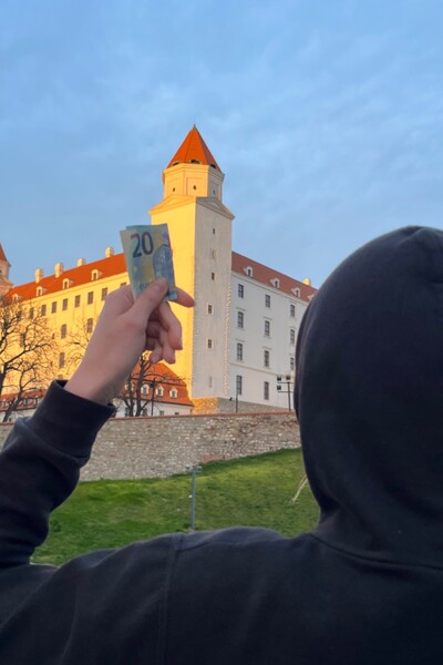 Tihle lidi anonymně ukrývají peníze po celém Slovensku. Kdo stojí za profilem Cash Catch a proč je kritizují?