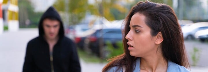 TikTok prodává zařízení pro stalkery. Nabádá ke špehování partnerů*partnerek