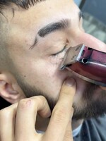 Tiktokom sa šíri ďalší bizarný trend: Muži si holia mihalnice, pretože chcú vyzerať mužnejšie. Odborníci sú zhrození