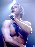 Till Lindemann z Rammstein dostal k narozeninám sochu, někdo ji hned ukradl 