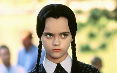 Tim Burton zrežíruje seriál Wednesday. Oblíbenou dívku z Addamsovy rodiny uvidíme na Netflixu