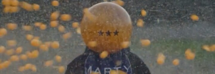 Timothée Chalamet debutoval s buzzcutom. V novom teaseri k filmu Marty Supreme má halloweensku masku pingpongovej loptičky