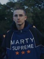 Timothée Chalamet debutoval s buzzcutom. V novom teaseri k filmu Marty Supreme má halloweensku masku pingpongovej loptičky