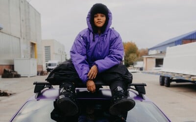 Tina sa po 8 rokoch vracia k rapu. Jej alter ego Minimo sa v novom klipe vozí na streche Lamborghini