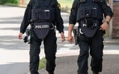 Tínedžeri v Rakúsku sexuálne zneužívali mladú učiteľku. Podpálili jej byt a vydierali ju kompromitujúcimi materiálmi