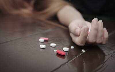 Tínedžerky páchajú samovraždy takmer 6-krát častejšie než mladí muži. Používajú najmä ópiáty a tabletky