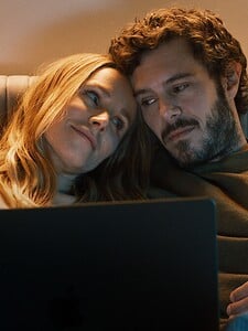 Tip na víkend: Novinka na Netflixe ťa dostane. Romanticko-komediálny seriál Nobody Wants This budeš sledovať do rána