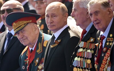 Tisíce Rusů se sešly na oslavu Dne vítězství. Počet lidí nakažených koronavirem již v zemi přesáhl 600 tisíc