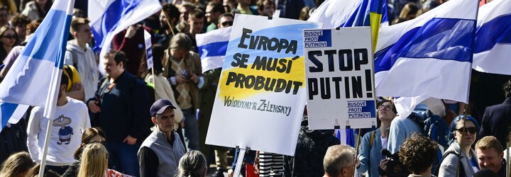 Tisíce Rusů žijících v Česku v Praze demonstrovaly proti válce na Ukrajině. Putin není Rusko, vzkazují