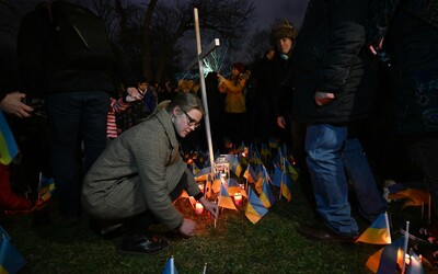 Tisíce lidí se sešly na Letné, aby si připomněly výročí ruského vpádu na Ukrajinu