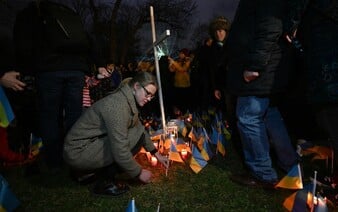 Tisíce lidí se sešly na Letné, aby si připomněly výročí ruského vpádu na Ukrajinu